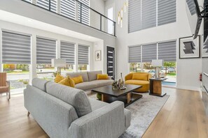 Living area - Luxurious 5BD-5BA Home w/Rooftop & optional Swim Spa- 5mins from Downdown Dallas (Dallas)