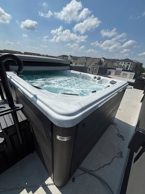 Outdoor spa tub - Luxurious 5BD-5BA Home w/Rooftop & optional Swim Spa- 5mins from Downdown Dallas (Dallas)