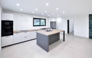 Réfrigérateur, four, plaque de cuisson, lave-vaisselle