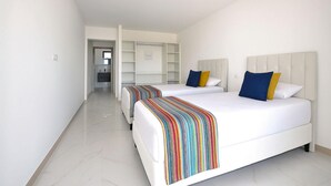 A modern hotel room with two beds, a walk-in closet, and a bathroom. - Villa avec piscine privée (Portel des Corbières)