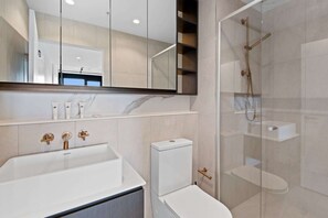 Een douche, een haardroger, handdoeken