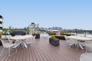 Outdoor dining - Executive 2-Bed Apartment with Views, Gym and Spa (Cremorne)