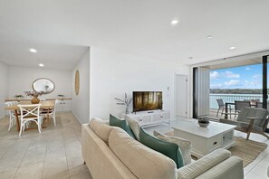 Smart TV - Deluxe 3-Bed Unit with Views (Batemans Bay)