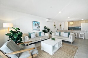 Smart TV - Deluxe 3-Bed Unit with Views (Batemans Bay)