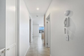 Interior - Deluxe 3-Bed Unit with Views (Batemans Bay)