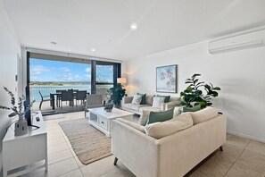 Smart TV - Deluxe 3-Bed Unit with Views (Batemans Bay)