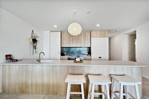 Fridge, microwave, oven, stovetop - Deluxe 3-Bed Unit with Views (Batemans Bay)