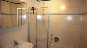 Chuveiro, secador de cabelo, toalhas de banho 