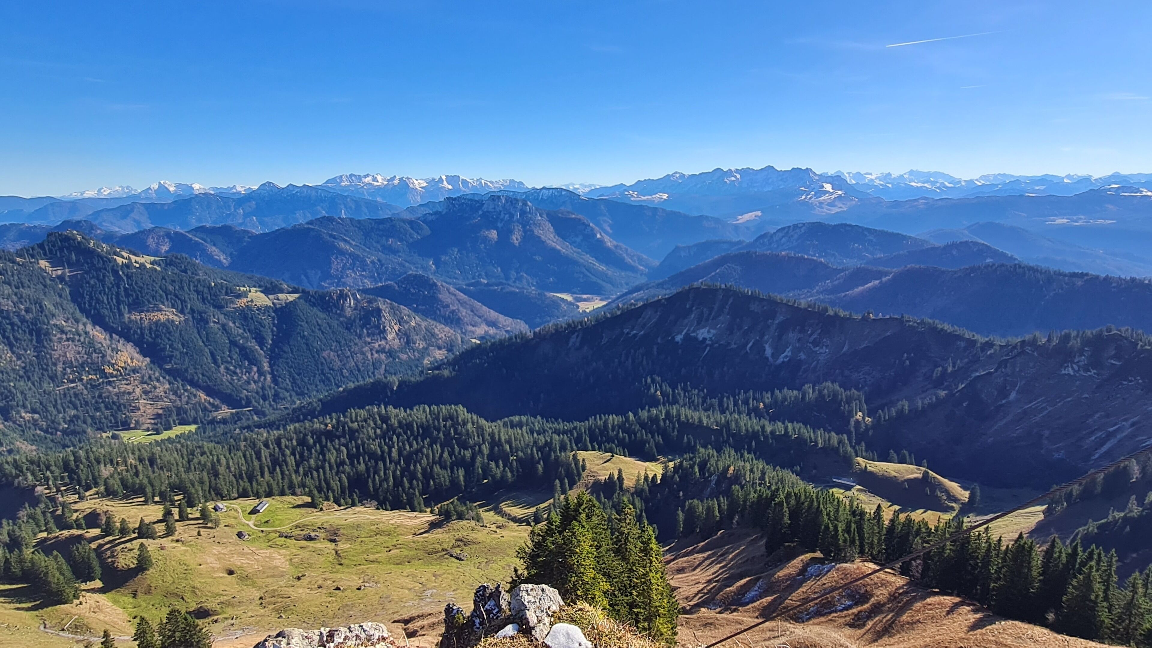 Een bergachtig landschap met heldere lucht.