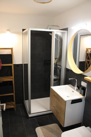 Shower, hair dryer, towels - Apartment 40 sqm with balcony (Schleching)