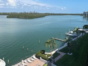 Una propiedad frente al agua con muelle, sillas de descanso y vista al mar.