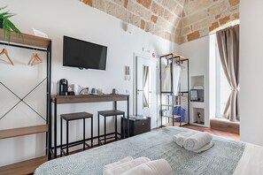 Family Studio (Tresor 39 - Marron) | Iron/ironing board, free WiFi, bed sheets - Tresor Rooms (Polignano a Mare)