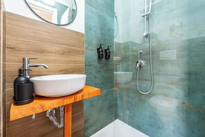 Family Studio (Tresor 39 - Marron) | Bathroom | Shower, hair dryer, towels, soap