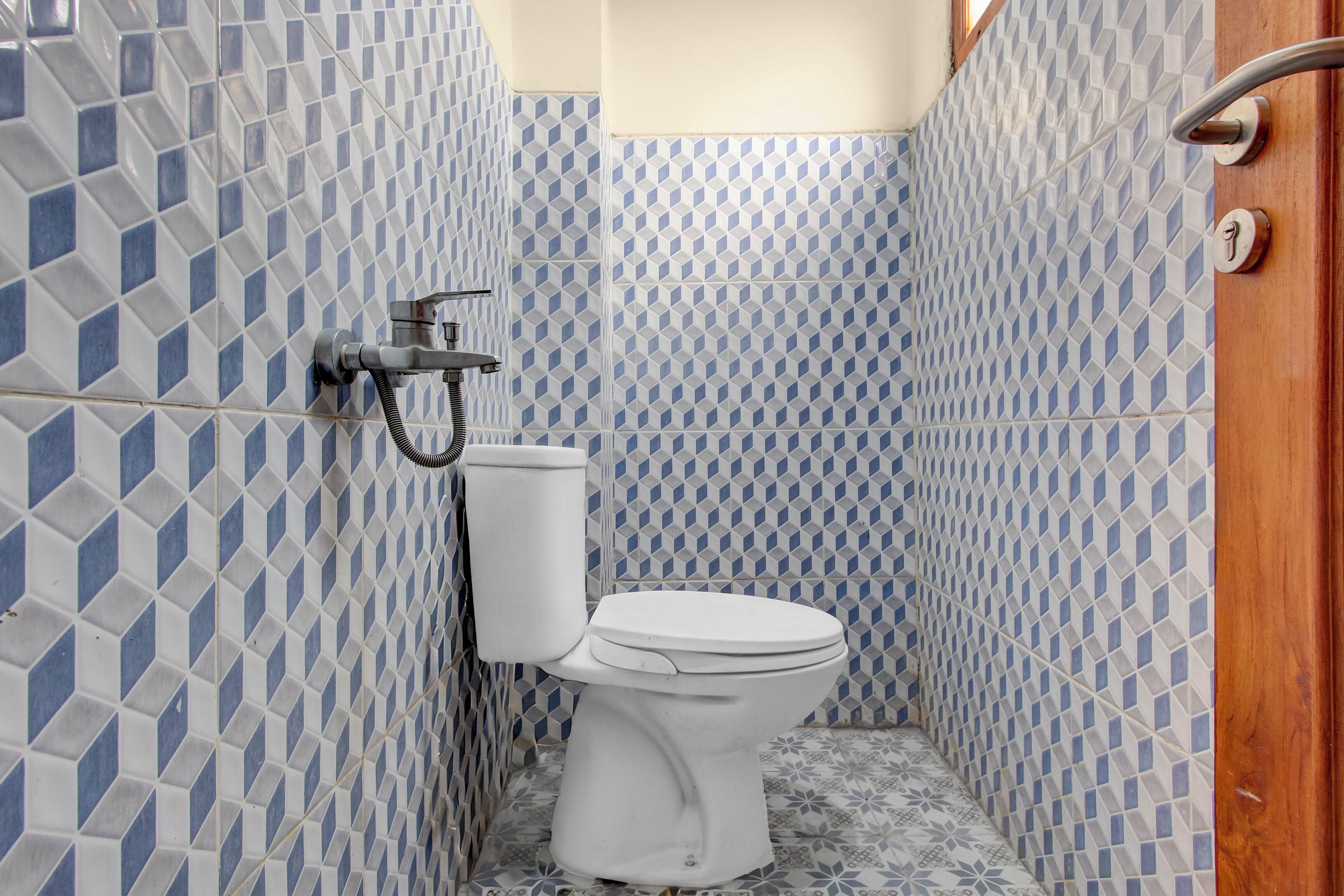 Un baño con inodoro, ducha y lavamanos.