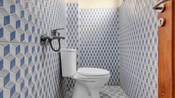 Un baño con inodoro, ducha y lavamanos.