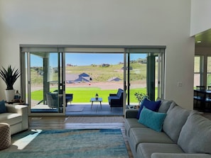 Smart TV, chimenea, videojuegos y tenis de mesa