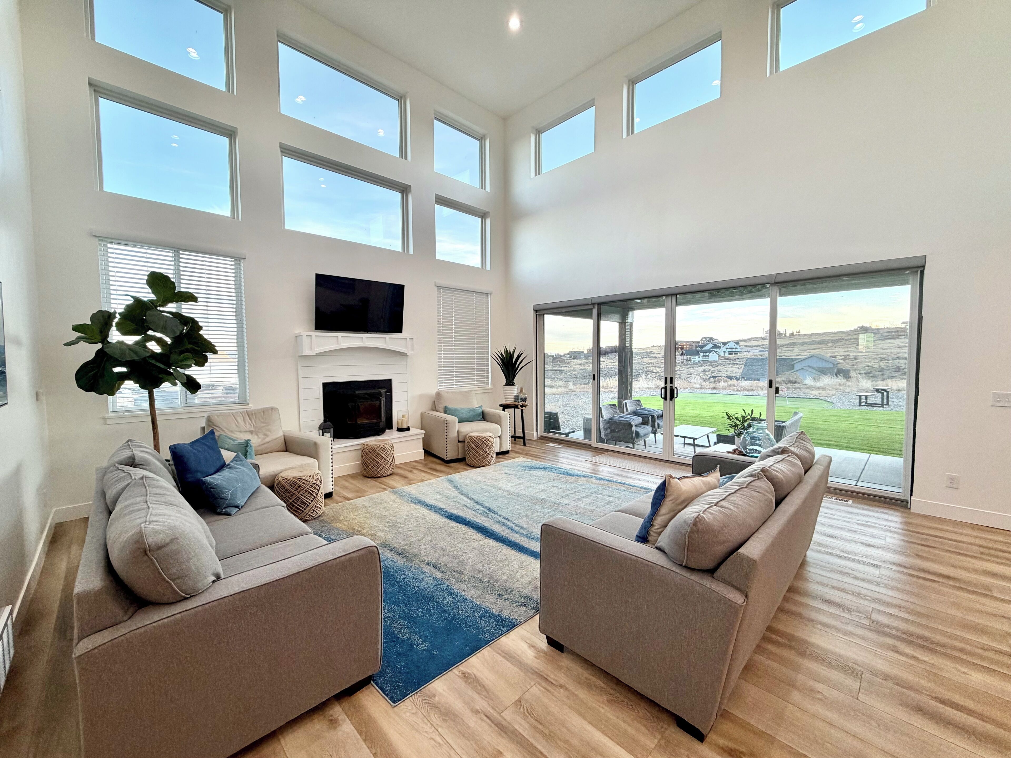 Smart TV, chimenea, videojuegos, mesa de ping pong