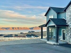 Exterior - Blue Raspberry Retreat Luxury Home in The Reserve (Fish Haven)