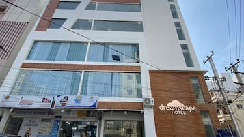 Fachada da propriedade à noite