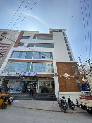 Fachada da propriedade à noite