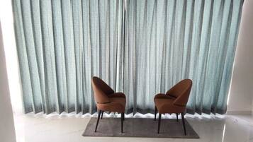 Luxury Room, 1 King Bed, Non Smoking | Living area