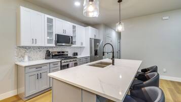 Een koelkast, een magnetron, een oven, een kookplaat