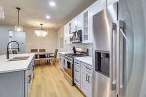 Een koelkast, een magnetron, een oven, een kookplaat