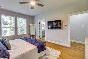 5 bedrooms, desk, iron/ironing board, WiFi