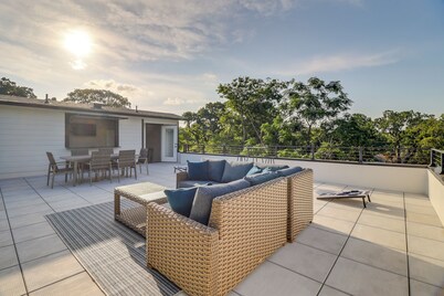 Luxury Rooftop Retreat - Near AT&T & Six Flags
