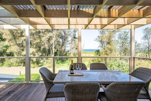 Outdoor dining - 3-Bed Seaside Serenity Escape at Long Beach (Long Beach)