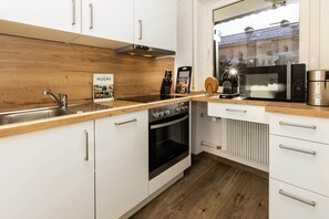 Kühlschrank, Mikrowelle, Ofen, Herdplatte