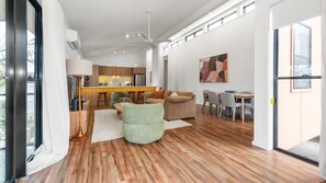 Smart TV - Byron Bay Accom - Keesing Villa 8 right in the heart of Byron Bay (Byron Bay)