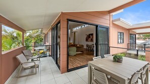 Outdoor dining - Byron Bay Accom - Keesing Villa 8 right in the heart of Byron Bay (Byron Bay)