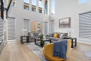 Living area - Stylish 5-BD 5A home with Rooftop & Grill - 5-mins drive to Downdown Dallas! (Dallas)