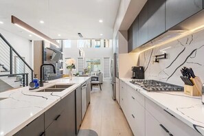Private kitchen - Stylish 5-BD 5A home with Rooftop & Grill - 5-mins drive to Downdown Dallas! (Dallas)