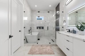 Shower, hair dryer, towels, soap - Stylish 5-BD 5A home with Rooftop & Grill - 5-mins drive to Downdown Dallas! (Dallas)