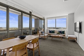 TV - Iconic Skyline Modern Abode with Free Parking (Auckland CBD)