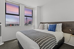Iron/ironing board, WiFi, bed sheets - Iconic Skyline Modern Abode with Free Parking (Auckland CBD)