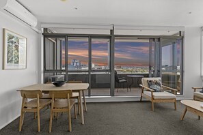 Interior - Iconic Skyline Modern Abode with Free Parking (Auckland CBD)