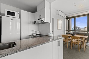 Fridge, microwave, oven, stovetop - Iconic Skyline Modern Abode with Free Parking (Auckland CBD)