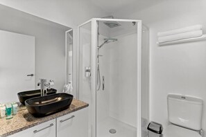 Hair dryer - Iconic Skyline Modern Abode with Free Parking (Auckland CBD)