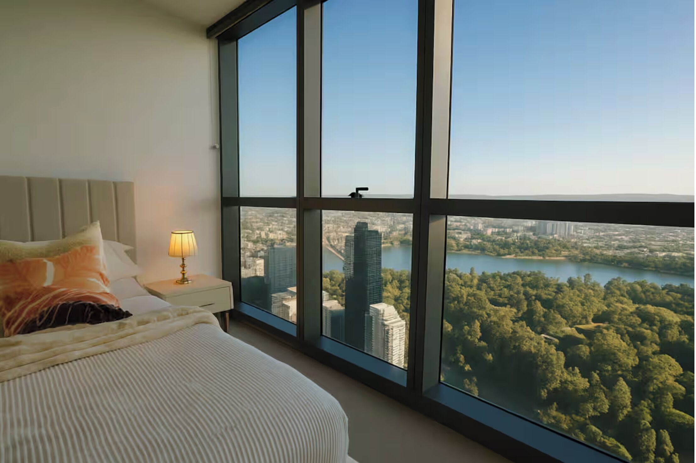 Tabla de planchar con plancha, wifi y ropa de cama 