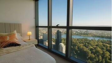 Tabla de planchar con plancha, wifi y ropa de cama