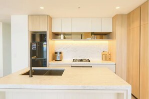 Microondas, horno, parrilla de estufa y lavavajillas 