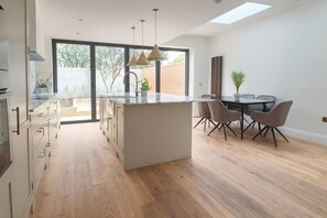 Apartment | Living area | Flat-screen TV - Beautiful Five-Bedroom House  (London)