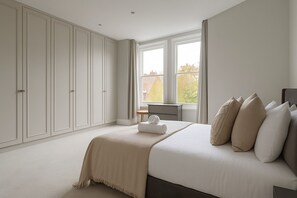 Iron/ironing board, free WiFi - Beautiful Five-Bedroom House  (London)