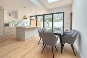 Apartment | Private kitchen | Fridge, microwave, oven, stovetop - Beautiful Five-Bedroom House  (London)