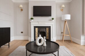 Apartment | Living area | Flat-screen TV - Beautiful Five-Bedroom House  (London)