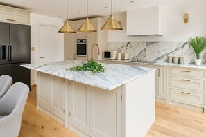 Apartment | Private kitchen | Fridge, microwave, oven, stovetop - Beautiful Five-Bedroom House  (London)