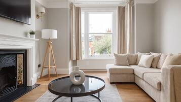 Apartment | Living area | Flat-screen TV